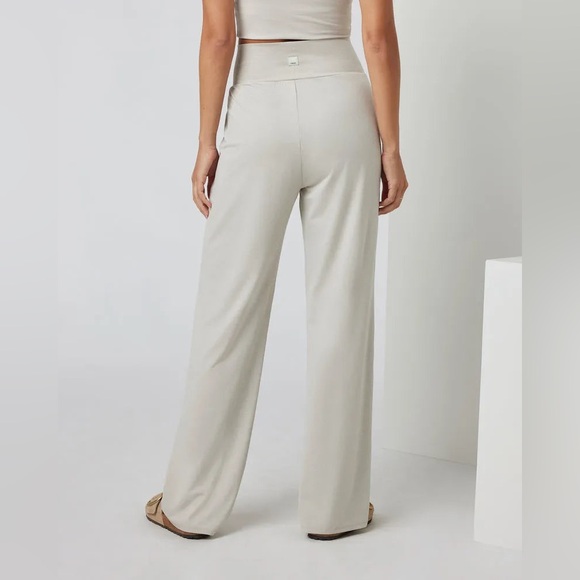 Vuori Women's Pants Lux At Ease Straight Leg Suede Color SZ M - Picture 3 of 5